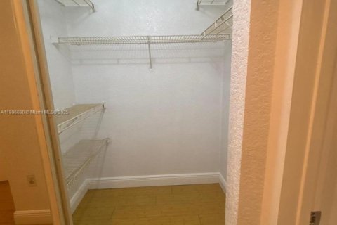 Снять в аренду квартиру в Окленд-Парк, Флорида 2 спальни, 91.14м2, № 1970704 - фото 12