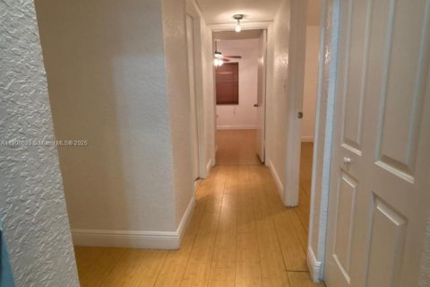 Снять в аренду квартиру в Окленд-Парк, Флорида 2 спальни, 91.14м2, № 1970704 - фото 9