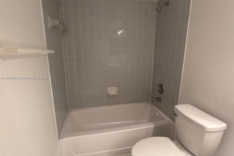 Снять в аренду квартиру в Окленд-Парк, Флорида 2 спальни, 91.14м2, № 1970704 - фото 19