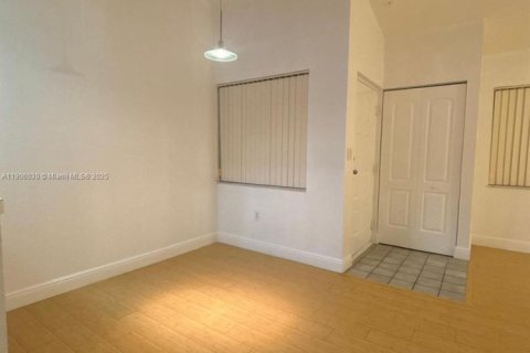 Снять в аренду квартиру в Окленд-Парк, Флорида 2 спальни, 91.14м2, № 1970704 - фото 3