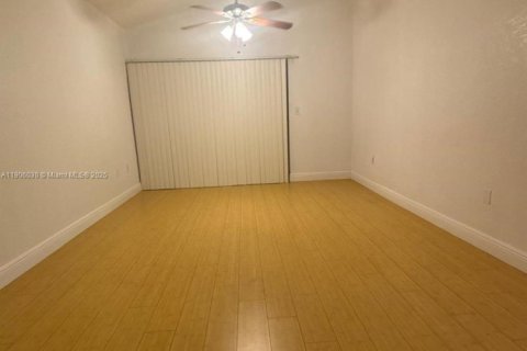 Снять в аренду квартиру в Окленд-Парк, Флорида 2 спальни, 91.14м2, № 1970704 - фото 5