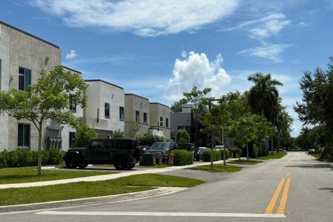 House in Miami, Florida 3 bedrooms, 111.39 sq.m. № 1891231 - photo 30