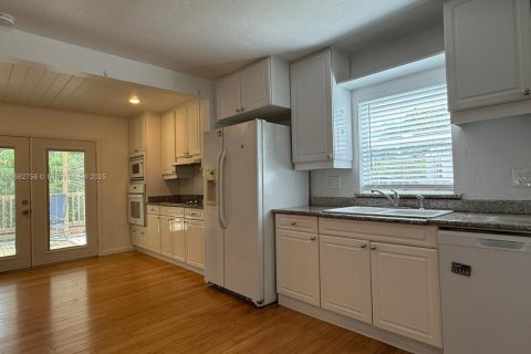 House in Miami, Florida 3 bedrooms, 111.39 sq.m. № 1891231 - photo 12