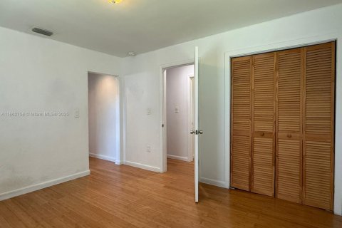 House in Miami, Florida 3 bedrooms, 111.39 sq.m. № 1891231 - photo 24