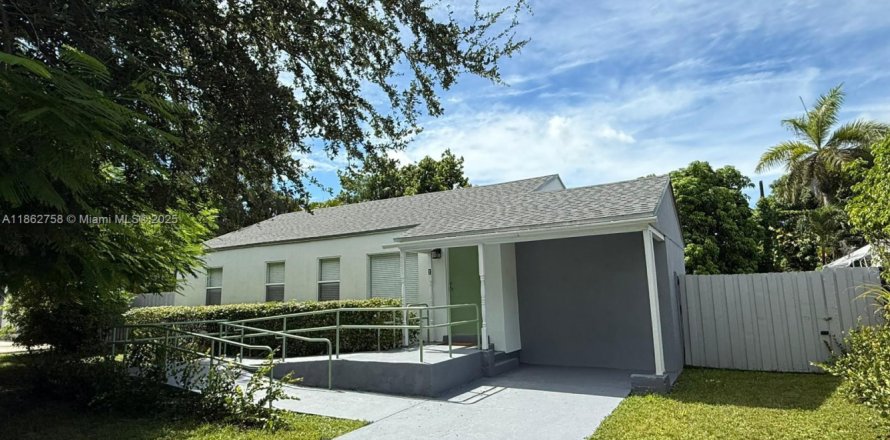 House in Miami, Florida 3 bedrooms, 111.39 sq.m. № 1891231