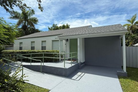 House in Miami, Florida 3 bedrooms, 111.39 sq.m. № 1891231 - photo 2