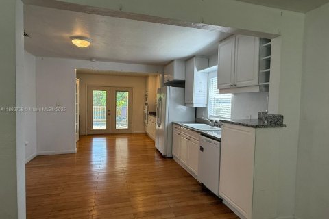 House in Miami, Florida 3 bedrooms, 111.39 sq.m. № 1891231 - photo 11