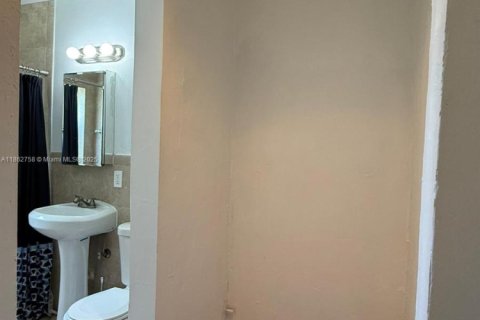 House in Miami, Florida 3 bedrooms, 111.39 sq.m. № 1891231 - photo 22