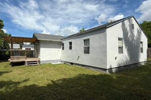 House in Miami, Florida 3 bedrooms, 111.39 sq.m. № 1891231 - photo 7