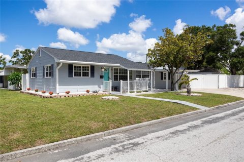 House in Saint Petersburg, Florida 3 bedrooms, 106.37 sq.m. № 1801358 - photo 2