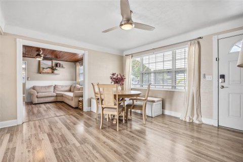 House in Saint Petersburg, Florida 3 bedrooms, 106.37 sq.m. № 1801358 - photo 7