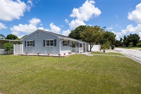 House in Saint Petersburg, Florida 3 bedrooms, 106.37 sq.m. № 1801358 - photo 3