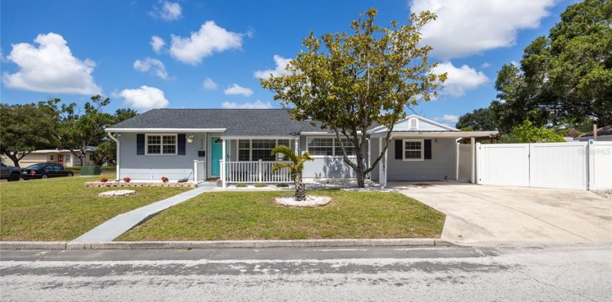 House in Saint Petersburg, Florida 3 bedrooms, 106.37 sq.m. № 1801358