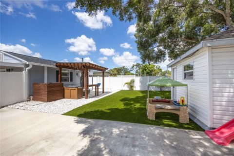 House in Saint Petersburg, Florida 3 bedrooms, 106.37 sq.m. № 1801358 - photo 30