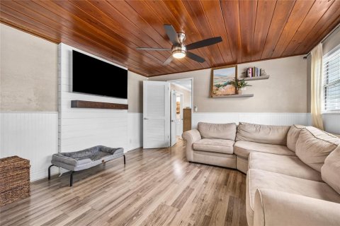 House in Saint Petersburg, Florida 3 bedrooms, 106.37 sq.m. № 1801358 - photo 8