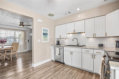 House in Saint Petersburg, Florida 3 bedrooms, 106.37 sq.m. № 1801358 - photo 19