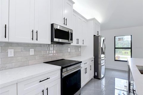 Villa ou maison à vendre à Cape Coral, Floride: 4 chambres, 156.35 m2 № 2388882 - photo 6