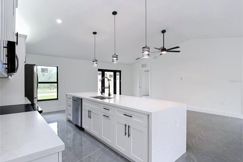 Villa ou maison à vendre à Cape Coral, Floride: 4 chambres, 156.35 m2 № 2388882 - photo 8