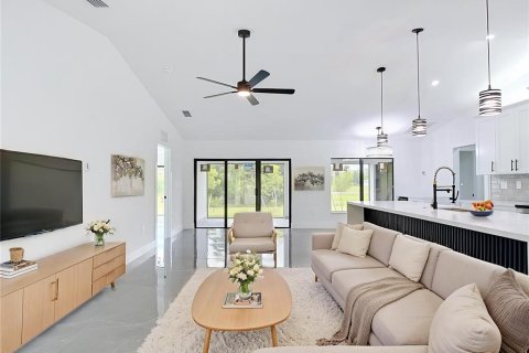 Villa ou maison à vendre à Cape Coral, Floride: 4 chambres, 156.35 m2 № 2388882 - photo 2