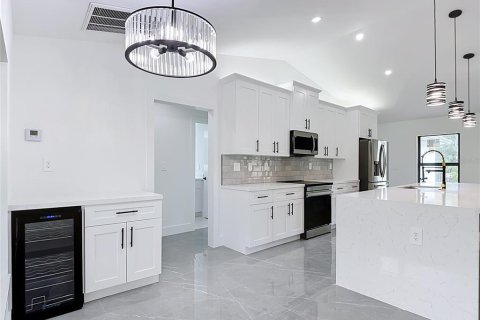 Villa ou maison à vendre à Cape Coral, Floride: 4 chambres, 156.35 m2 № 2388882 - photo 16