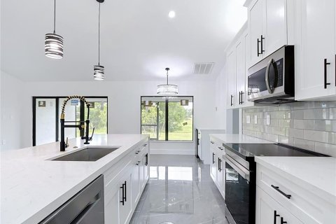 Villa ou maison à vendre à Cape Coral, Floride: 4 chambres, 156.35 m2 № 2388882 - photo 11