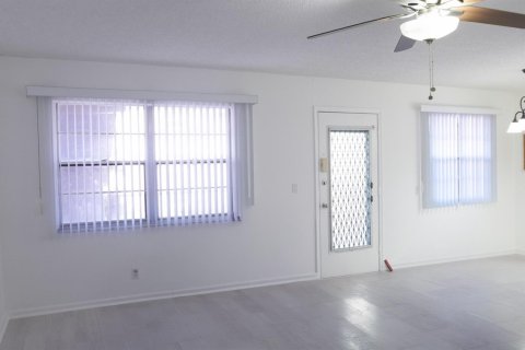 Condo in Pembroke Pines, Florida, 2 bedrooms  № 2187388 - photo 15