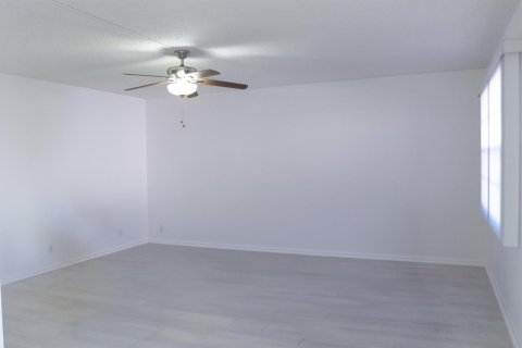 Condo in Pembroke Pines, Florida, 2 bedrooms  № 2187388 - photo 13
