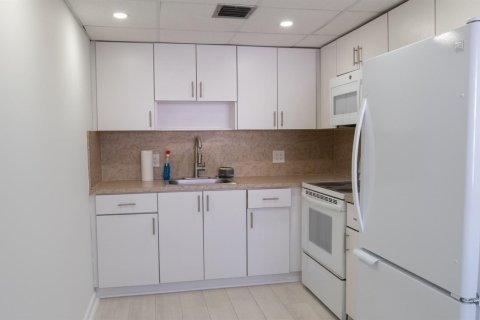Condo in Pembroke Pines, Florida, 2 bedrooms  № 2187388 - photo 2