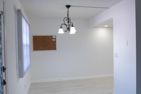 Condo in Pembroke Pines, Florida, 2 bedrooms  № 2187388 - photo 11