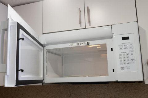 Condo in Pembroke Pines, Florida, 2 bedrooms  № 2187388 - photo 10