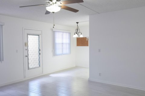 Condo in Pembroke Pines, Florida, 2 bedrooms  № 2187388 - photo 16