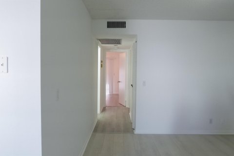 Condo in Pembroke Pines, Florida, 2 bedrooms  № 2187388 - photo 12