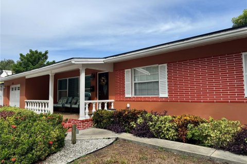 Villa ou maison à vendre à Saint Petersburg, Floride: 5 chambres, 194.26 m2 № 2394166 - photo 2