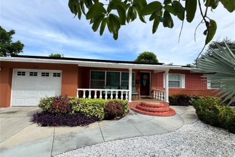Villa ou maison à Saint Petersburg, Floride 5 chambres, 194.26 m2 № 2394166