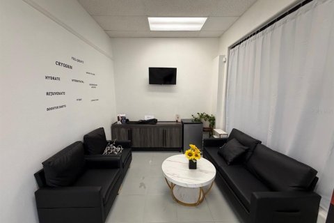 Propiedad comercial en alquiler en Orlando, Florida, 3271.09 m2 № 2219204 - foto 7