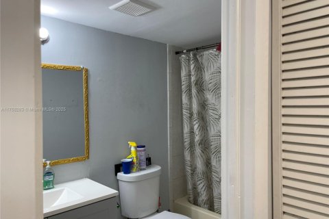 Condo in North Miami, Florida, 1 bedroom  № 1868528 - photo 13