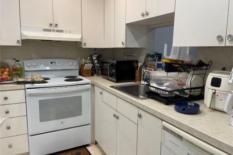 Condo in North Miami, Florida, 1 bedroom  № 1868528 - photo 8