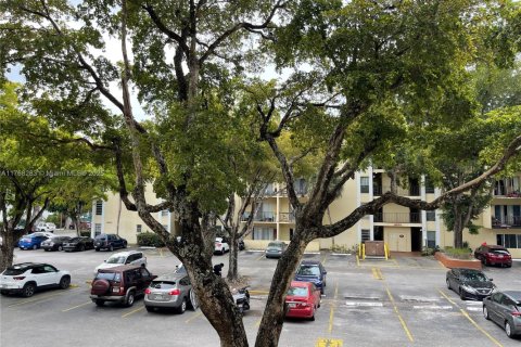 Condo in North Miami, Florida, 1 bedroom  № 1868528 - photo 18
