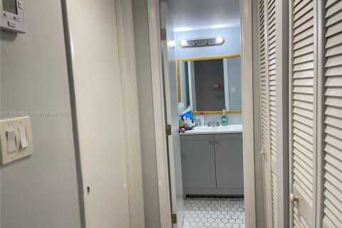 Condo in North Miami, Florida, 1 bedroom  № 1868528 - photo 12