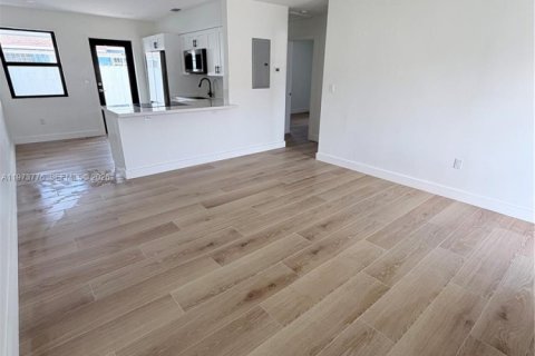 Casa en alquiler en Miami, Florida, 2 dormitorios, 79.43 m2 № 2044078 - foto 3