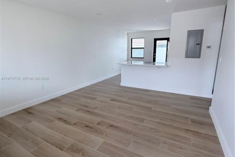 Casa en alquiler en Miami, Florida, 2 dormitorios, 79.43 m2 № 2044078 - foto 2