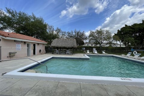 Снять в аренду виллу или дом в Уэстон, Флорида 3 спальни, 129.41м2, № 2034955 - фото 4