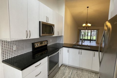 Снять в аренду виллу или дом в Уэстон, Флорида 3 спальни, 129.41м2, № 2034955 - фото 14