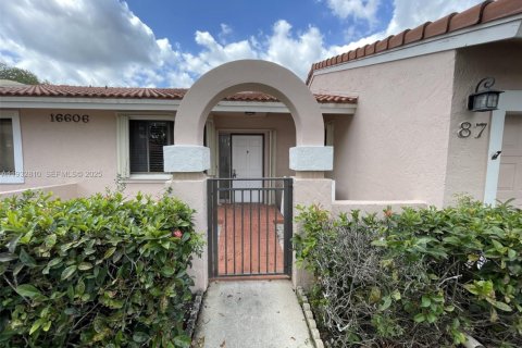 Снять в аренду виллу или дом в Уэстон, Флорида 3 спальни, 129.41м2, № 2034955 - фото 2