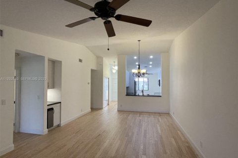 Снять в аренду виллу или дом в Уэстон, Флорида 3 спальни, 129.41м2, № 2034955 - фото 7