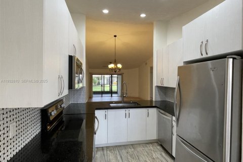 Снять в аренду виллу или дом в Уэстон, Флорида 3 спальни, 129.41м2, № 2034955 - фото 13