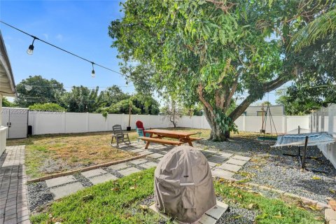 House in Hollywood, Florida 2 bedrooms, 95.69 sq.m. № 1994016 - photo 7