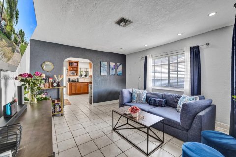 House in Hollywood, Florida 2 bedrooms, 95.69 sq.m. № 1994016 - photo 2