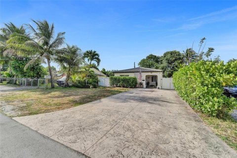 House in Hollywood, Florida 2 bedrooms, 95.69 sq.m. № 1994016 - photo 1