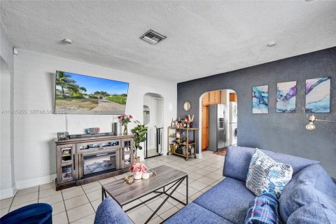 House in Hollywood, Florida 2 bedrooms, 95.69 sq.m. № 1994016 - photo 10